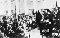 Lãnh tụ V.I.Lênin tuyên bố thành lập chính quyền Xô Viết ngày 7.11.1917