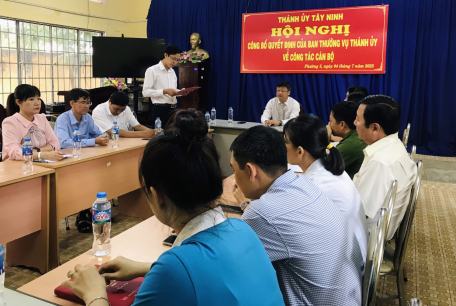 Đồng chí Dương Nguyễn Nhất Linh - Phó Trưởng Ban Tổ chức Thành ủy Tây Ninh công bố Quyết định của Ban Thường vụ Thành ủy về công tác cán bộ