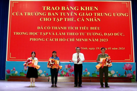 Đồng chí Phạm Hùng Thái, Phó Bí thư Thường trực Tỉnh uỷ Tây Ninh trao Bằng khen của Trưởng Ban Tuyên giáo Trung ương cho các tập thể, cá nhân