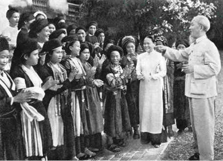 Đại biểu phụ nữ các dân tộc tỉnh Hà Giang về thăm Hà Nội vui mừng được gặp Bác Hồ, ngày 25/11/1965 (Ảnh tư liệu: Bảo tàng Hồ Chí Minh)