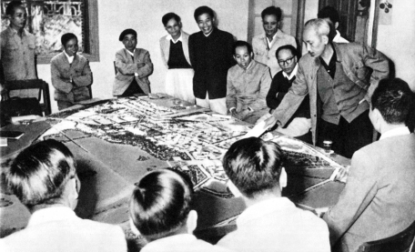 Xem hình mẫu xây dựng thủ đô Hà Nội, Người dặn dò về vấn đề nhà ở của nhân dân lao động (1959). Ảnh tư liệu