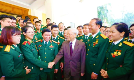 Tổng Bí thư Nguyễn Phú Trọng, Bí thư Quân ủy Trung ương với các đại biểu thanh niên quân đội. Ảnh: Trí Dũng - TTXVN