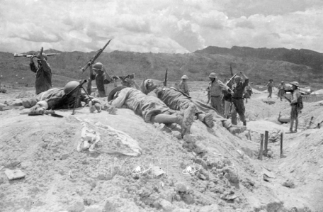 Ngày 22/4/1954, cứ điểm 206 thuộc tuyến phòng ngự ngoại vi bảo vệ khu trung tâm tập đoàn cứ điểm và sân bay Mường Thanh, bị quân ta tiêu diệt. Quân địch sống sót giơ tay xin hàng - Ảnh: TTXVN