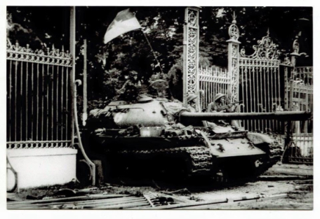 Xe tăng quân giải phóng tiến vào Dinh Độc Lập ngày 30/4/1975. (Ảnh tư liệu)