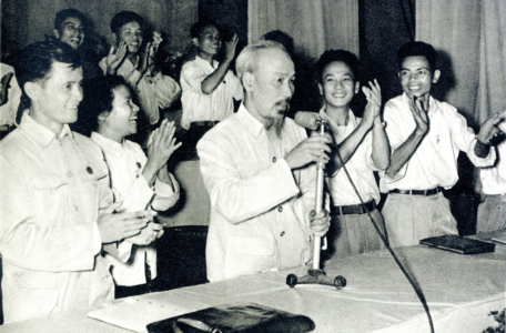Chủ tịch Hồ Chí Minh căn dặn thanh niên tại Đại hội đại biểu toàn quốc Đoàn Thanh niên cứu quốc lần thứ 2, năm 1956. Ảnh: TTXVN