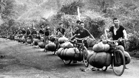 Đảng ta đã huy động được lực lượng lớn dân công thồ hàng bằng xe đạp phục vụ cho chiến dịch Điện Biên Phủ. (Ảnh tư liệu)