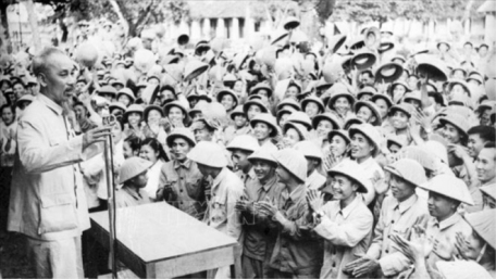 Chủ tịch Hồ Chí Minh đến thăm một đơn vị bộ đội ở Nam Định (1957). (Ảnh: TTXVN)