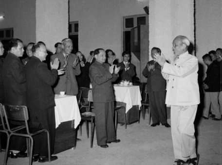 Chủ tịch Hồ Chí Minh đến dự cuộc họp mặt mừng Xuân và chúc mừng năm mới các nhân sĩ, trí thức, văn nghệ sĩ nhân dịp Tết Nguyên đán Nhâm Dần (3/2/1962). (Ảnh: TTXVN)