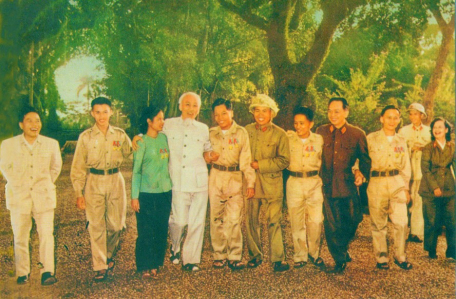 Chủ tịch Hồ Chí Minh, Đại tướng Võ Nguyên Giáp cùng đoàn đại biểu Anh hùng Lực lượng vũ trang nhân dân giải phóng miền Nam trong vườn xoài ở Phủ Chủ tịch, ngày 15-11-1965. Ảnh tư liệu