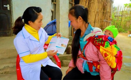 Cán bộ dân số Trạm Y tế thị trấn Bình Liêu, huyện Bình Liêu (Quảng Ninh) tư vấn sức khỏe sinh sản - sàng lọc trước sinh, sơ sinh cho người dân.