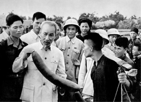 Bác Hồ thăm nông dân xã Ái Quốc, huyện Nam Sách, tỉnh Hải Dương (1958).