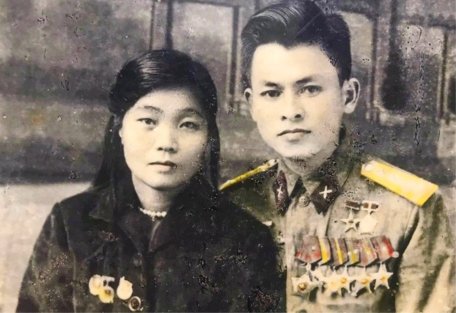 Vợ chồng Đại tá, Anh hùng LLVT nhân dân Phùng Văn Khầu hồi trẻ. (Ảnh: qdnd.vn)