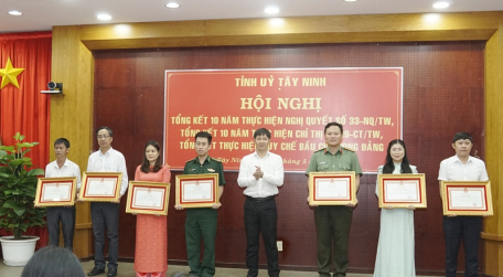 Đồng chí Nguyễn Thành Tâm trao Bằng khen cho các tập thể có thành tích xuất sắc trong triển khai thực hiện Nghị quyết 33 của Ban Chấp hành Trung ương Đảng