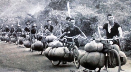 Hàng trăm nghìn dân công, thanh niên xung phong bất chấp bom đạn hướng về Điện Biên Phủ để bảo đảm hậu cần phục vụ chiến dịch. (Ảnh tư liệu)