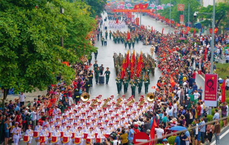 Dù thời tiết có mưa, hàng nghìn người dân vẫn có mặt từ rất sớm, vẫy cờ hoa trên các tuyến phố để chào đón các đoàn diễu binh, diễu hành trong Lễ kỷ niệm 70 năm Chiến thắng Điện Biên Phủ. (Ảnh: VnExpress)