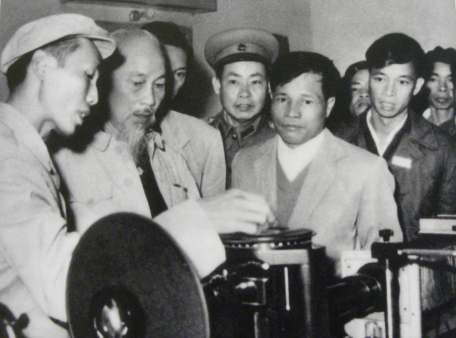 Bác Hồ với cán bộ, công nhân Xưởng Cơ khí, Nhà máy Gang thép Thái Nguyên, tháng 1 - 1964. Ảnh: Tư liệu