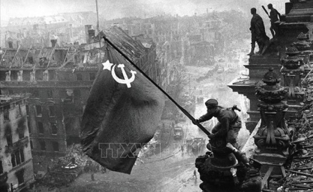 Hồng quân Liên Xô cắm cờ chiến thắng trên nóc nhà Quốc hội phát xít Đức.