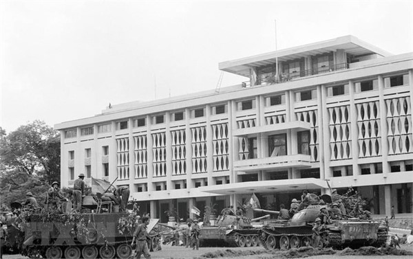 Xe tăng quân Giải phóng chiếm phủ Tổng thống ngụy quyền Sài Gòn, trưa 30/4/1975. (Ảnh: Mai Hưởng/TTXVN)