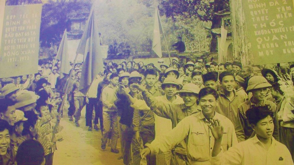 Nhân dân Sài Gòn đổ ra đường đón chào đoàn quân Giải phóng, ngày 30/4/1975