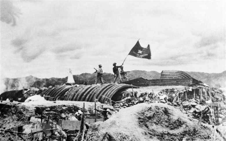 Sau 56 ngày đêm chiến đấu hy sinh, gian khổ, ngày 7/5/1954, lá cờ "Quyết chiến, quyết thắng" tung bay trên nóc hầm De Castres ở Điện Biên Phủ. (Ảnh tư liệu)