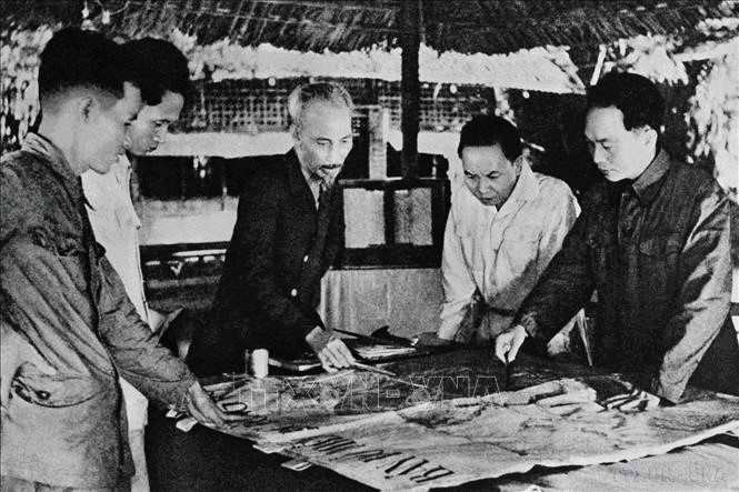 Cuối năm 1953, tại Việt Bắc, Chủ tịch Hồ Chí Minh và các đồng chí lãnh đạo Đảng quyết định mở chiến dịch Điện Biên Phủ, với quyết tâm tiêu diệt tập đoàn cứ điểm mạnh nhất của Pháp tại Điện Biên Phủ. (Ảnh: TTXVN)