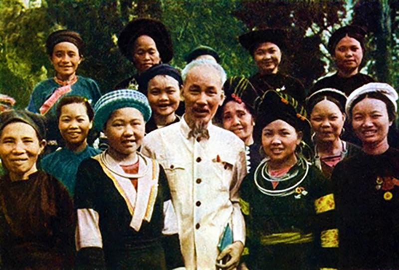Chủ tịch Hồ Chí Minh với đồng bào các dân tộc thiểu số ở Việt Bắc (ảnh tư liệu Bảo tàng Hồ Chí Minh)