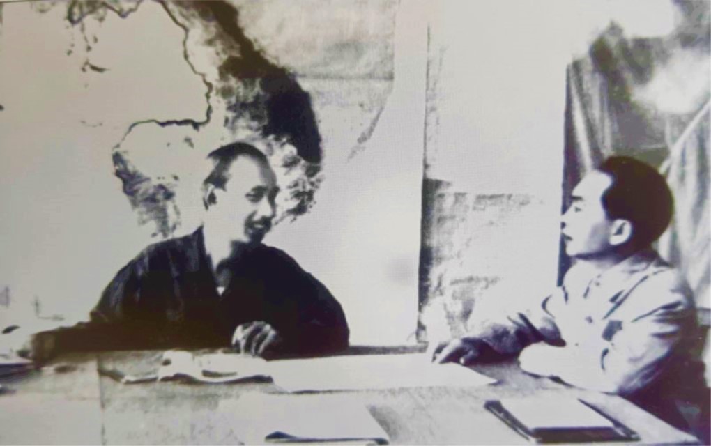 Chủ tịch Hồ Chí Minh trực tiếp giao nhiệm vụ cho Đại tướng Võ Nguyên Giáp chỉ huy Chiến dịch Điện Biên Phủ. (Ảnh tư liệu)