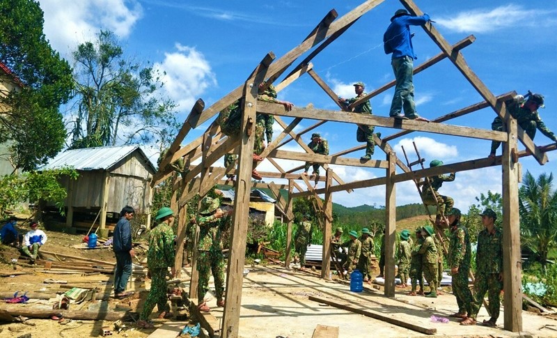 Cán bộ, chiến sĩ Bộ Chỉ huy Quân sự tỉnh Gia Lai giúp Nhân dân huyện Kbang dựng lại nhà sau bão (Ảnh: Công Tiến)