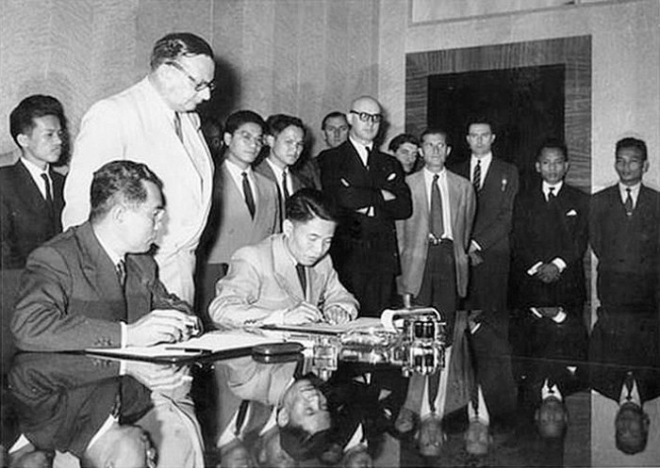 Thứ trưởng Bộ Quốc phòng Tạ Quang Bửu thay mặt Chính phủ Việt Nam Dân chủ Cộng hòa ký Hiệp định Giơnevơ (Ảnh tư liệu)