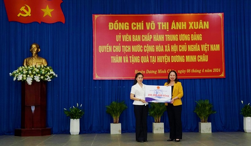 Quyền Chủ tịch nước Võ Thị Ánh Xuân trao biểu trưng 200 triệu đồng cho Quỹ Bảo trợ trẻ em tỉnh Tây Ninh.