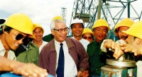 Thủ tướng Võ Văn Kiệt trên công trường đường dây 500KV Bắc-Nam. Ảnh: Minh Đạo