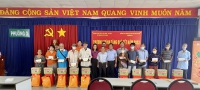 Ông Huỳnh Thuận Hòa – Giám đốc Ngân hàng TMCP Sài Gòn – Hà Nội chi nhánh Tây Ninh và lãnh đạo địa phương trao quà