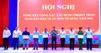 Đại tá Tạ Văn Đẹp - Phó Giám đốc Công an tỉnh trao bằng khen của Bộ Công an cho 9 tập thể có thành tích xuất sắc