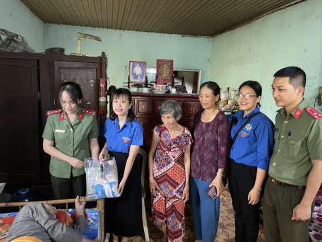 Trao tặng quà nhân dịp kỷ niệm 76 năm Ngày Thương binh - Liệt sĩ (27/7/1947 - 27/7/2023)