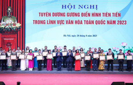 Thủ tướng trao khen thưởng cho đại diện 5 tập thể và 21 cá nhân điển hình tiên tiến - Ảnh: VGP/Nhật Bắc