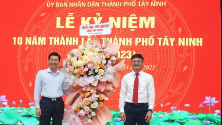 Phó Bí thư Tỉnh uỷ Nguyễn Mạnh Hùng (bên trái) tặng lẵng hoa chúc mừng lãnh đạo TP. Tây Ninh