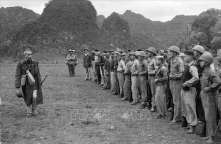 Chủ tịch Hồ Chí Minh nói chuyện với bộ đội chủ lực và dân quân du kích Cao Bằng có nhiều thành tích tham gia  chiến dịch Biên giới năm 1950. Ảnh TTXVN