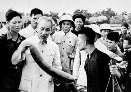 Nông dân xã Ái Quốc (Hải Hưng) báo cáo kết quả sản xuất với Bác Hồ (1958)