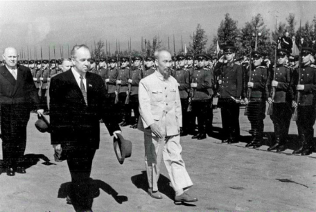 Chủ tịch Hồ Chí Minh duyệt đội danh dự Quân đội Liên Xô trong lễ đón đoàn đại biểu Chính phủ Việt Nam thăm chính thức Liên Xô ngày 12/7/1955. (Ảnh tư liệu)