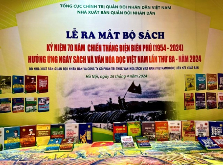 Ra mắt bộ sách đặc biệt chào mừng kỷ niệm 70 năm Chiến thắng Điện Biên Phủ (1954-2024) - Ảnh: VGP/PL