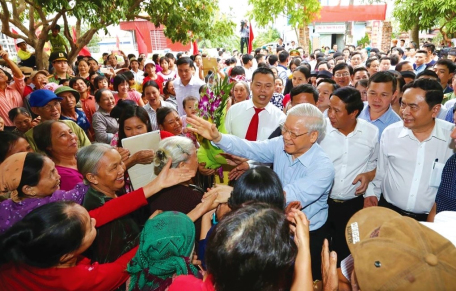 Tổng Bí thư Nguyễn Phú Trọng với nhân dân tại thôn Thượng Điện, xã Vinh Quang, huyện Vĩnh Bảo. Ảnh: Trí Dũng – TTXVN