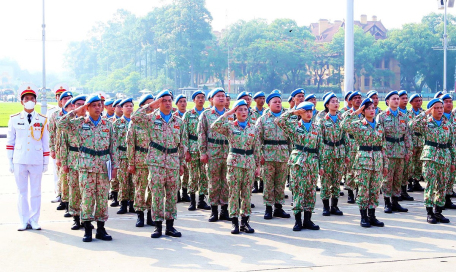 Cán bộ, sĩ quan, quân nhân Cục Gìn giữ hòa bình Việt Nam tại Lễ Báo công dâng Bác nhân dịp 10 năm Ngày Truyền thống Cục Gìn giữ hòa bình Việt Nam (27/5/2014 - 27/5/2024). Ảnh: TTXVN
