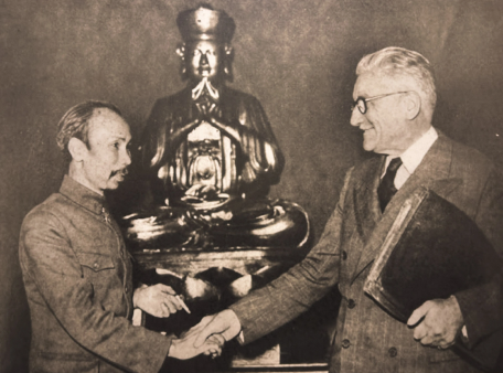 Chủ tịch Hồ Chí Minh và đại diện Chính phủ Pháp Marius Moutet sau khi ký Tạm ước (14/9/1946).