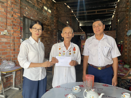 Lãnh đạo thành phố Tây Ninh thăm, tặng quà cho gia đình chính sách trên địa bàn Phường 3 nhân ngày 27/7