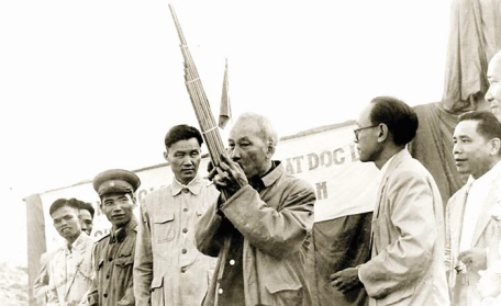Chủ tịch Hồ Chí Minh thổi chiếc khèn do đồng bào Yên Châu tặng kỷ niệm trong chuyến thăm nhân dân các dân tộc Tây Bắc, ngày 07/5/1959. Ảnh: TL