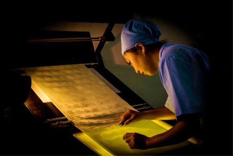 Kiểm tra chất lượng sản phẩm lụa cao cấp xuất khẩu (Nguồn: Nguyễn Văn Thương/ nhiepanhdoisong.vn)