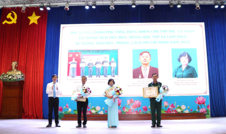 Bí thư Tỉnh uỷ, Chủ tịch HĐND tỉnh Tây Ninh Nguyễn Thành Tâm trao bằng khen của Thủ tướng Chính phủ cho các tập thể, cá nhân có thành tích xuất sắc.