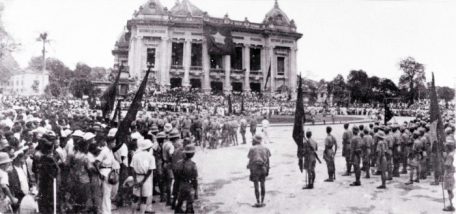 Mít tinh Tổng khởi nghĩa tại Quảng trường Nhà hát lớn Hà Nội ngày 19/8/1945 (Ảnh tư liệu)