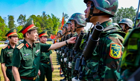 Đại tướng Phan Văn Giang, Ủy viên Bộ Chính trị, Bộ trưởng Bộ Quốc phòng động viên các lực lượng tham gia diễu binh, diễu hành tại lễ kỷ niệm 70 năm chiến thắng Điện Biên Phủ (7-5-1954 - 7-5-2024) _Ảnh: tuoitre.vn