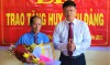 Bí thư Thành uỷ Thành phố Tây Ninh trao huy hiệu 60 năm tuổi Đảng cho Đảng viên Dương Thành Sơn (Ảnh: Thiện Tân)